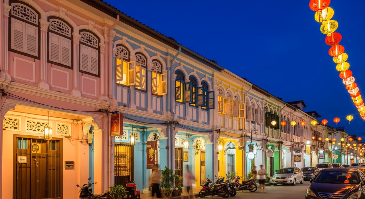 Farebné sino-portugalské obchodné domy osvetlené pozdĺž ulice v Old Phuket Town v noci